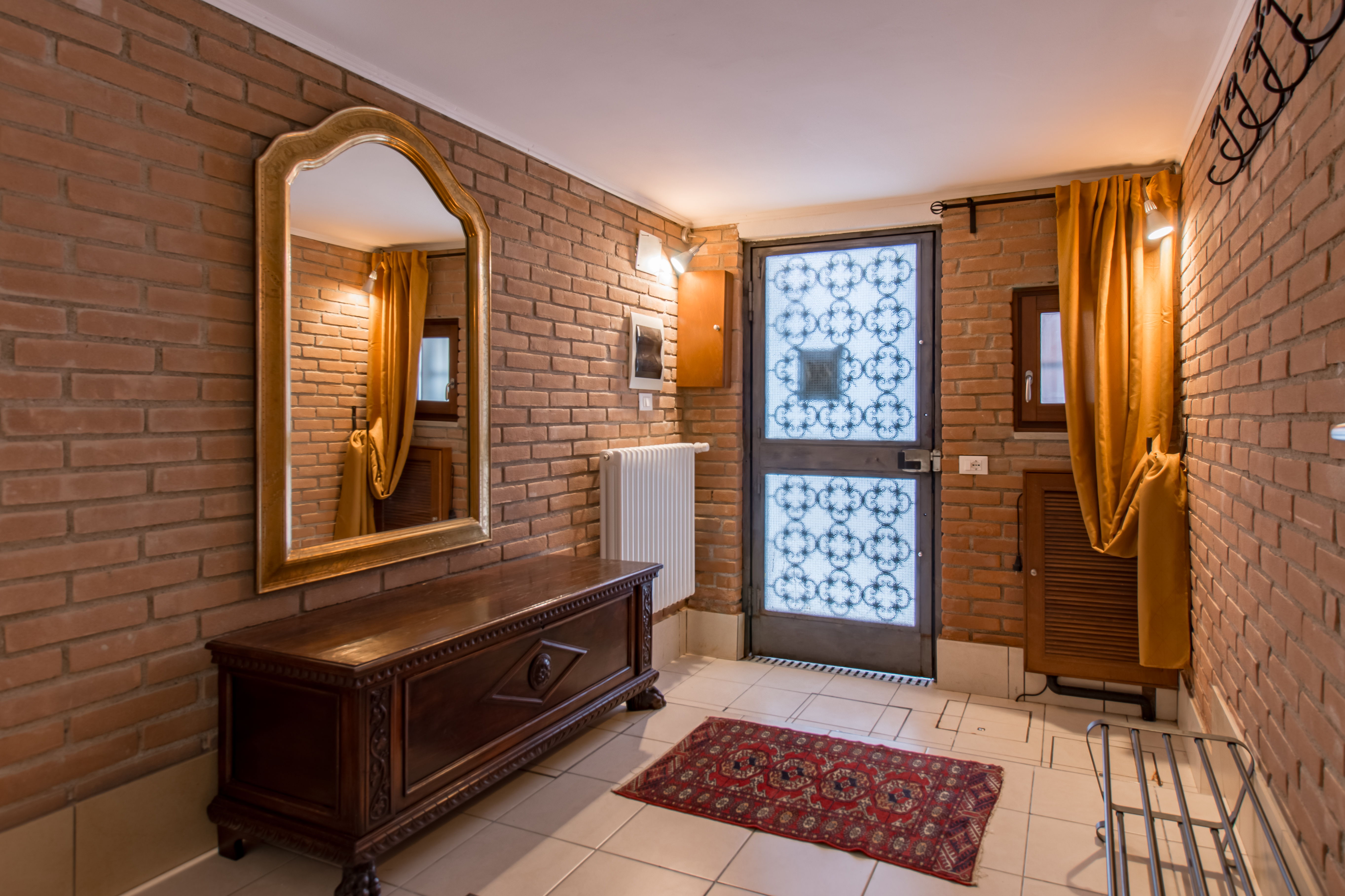 Appartamento ristrutturato a Venezia per affitti turistici con scala rifatta, arredi riutilizzati e dettagli personalizzati.